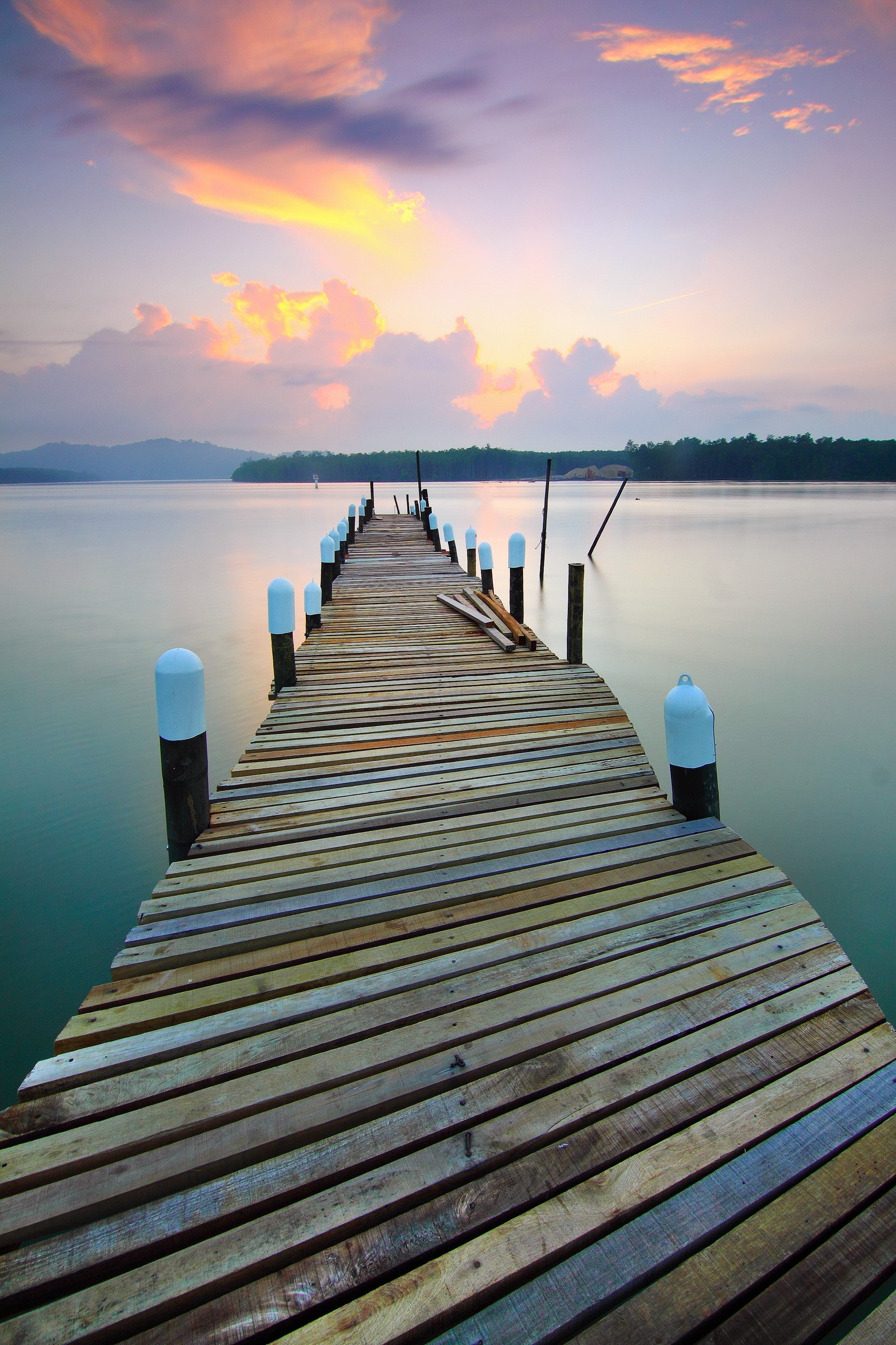 Holzsteg mit pfählen, die ins wasser ragen (dock, pier, horizont, meer, wasser)