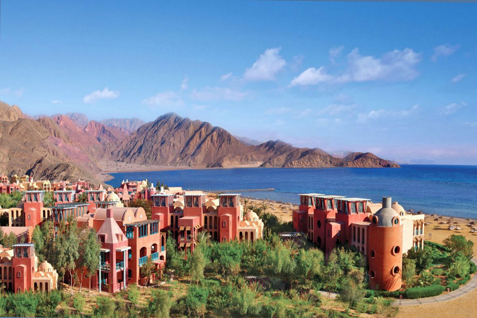 Uma vista de um resort com uma montanha ao fundo (península do sinai, mar vermelho, turismo, estância, costa)