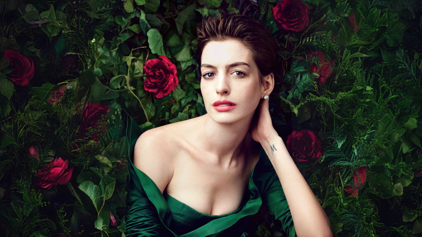 Une femme en robe verte allongée sur un lit de roses (anne hathaway, 5k, actrice américaine, mode, gens)