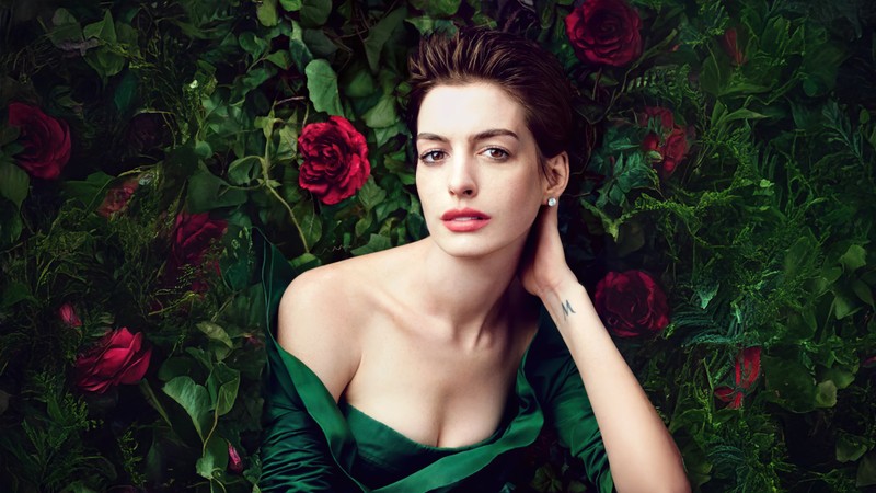 Женщина в зеленом платье лежит на постели из роз (анн хэтэуэй, anne hathaway, 5k, американская актриса, мода)