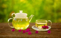 Té verde delicado servido con acentos florales