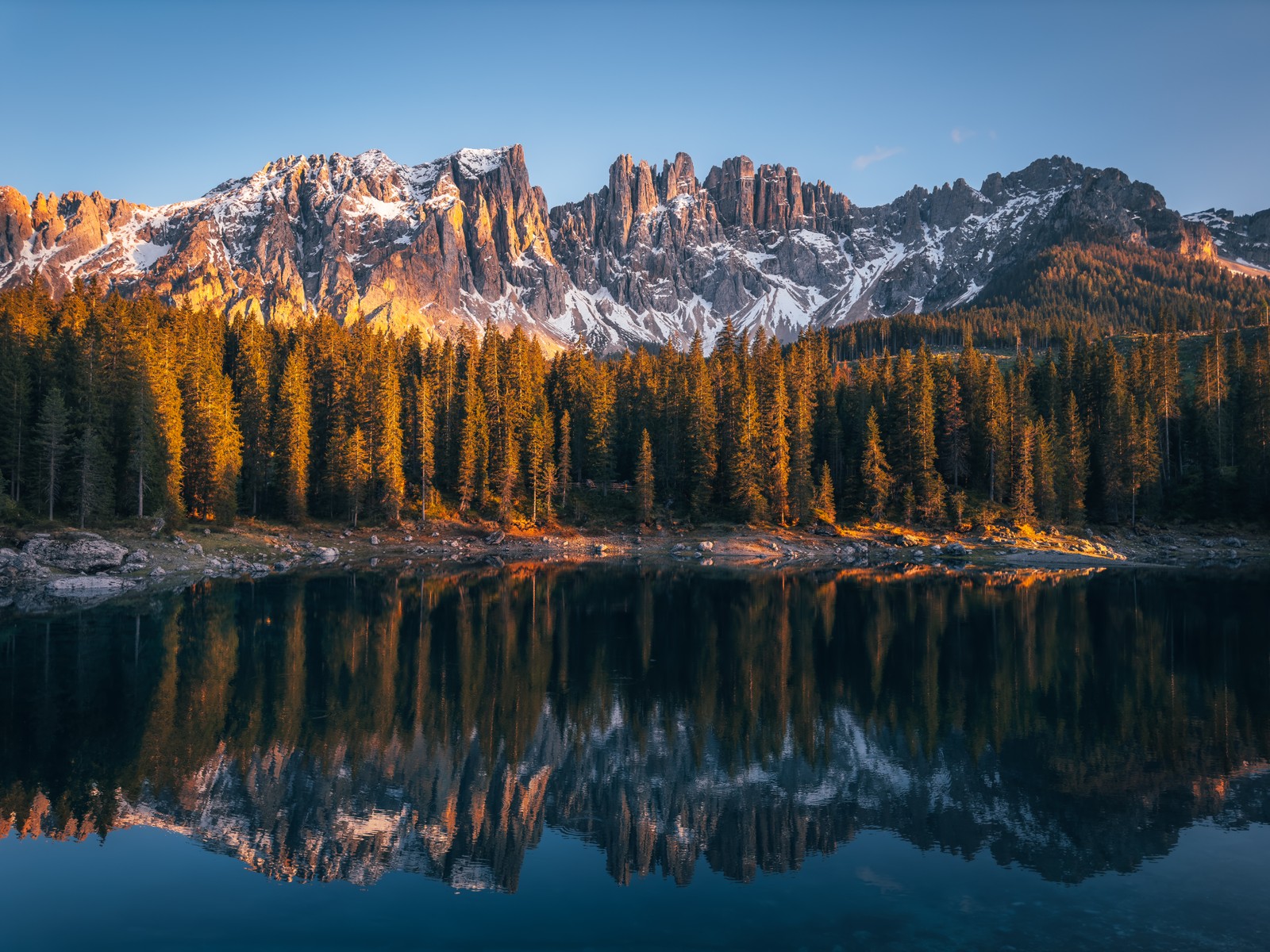 Une vue d'une chaîne de montagnes avec un lac et des arbres (dolomites, lac de carezza, lago di carezza, lac alpin, paisible)