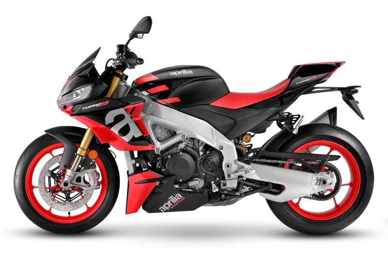 Близкий план красного и черного мотоцикла на белом фоне (aprilia tuono 660, 5k, 2021, белый фон, велосипеды)