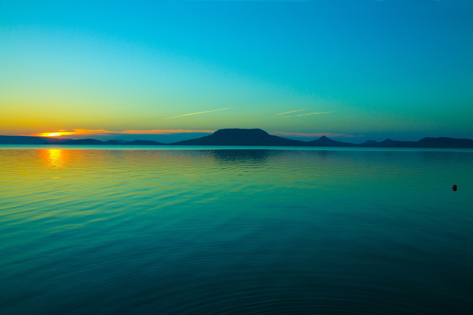 Вид на водоем с лодкой вдалеке (lake balaton, венгрия, freshwater lake, закат, водоем)