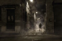 Figura solitaria en un callejón débilmente iluminado: Misterio en monocromo