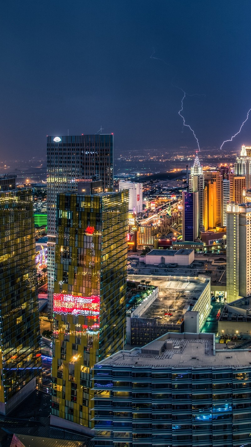 Аэрофотоснимок города ночью с молнией в небе (стрип в лас вегасе, las vegas strip, небоскреб, здание, башня)