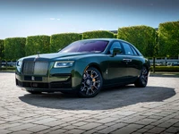 Elegante Rolls Royce Ghost en un entorno exterior refinado.