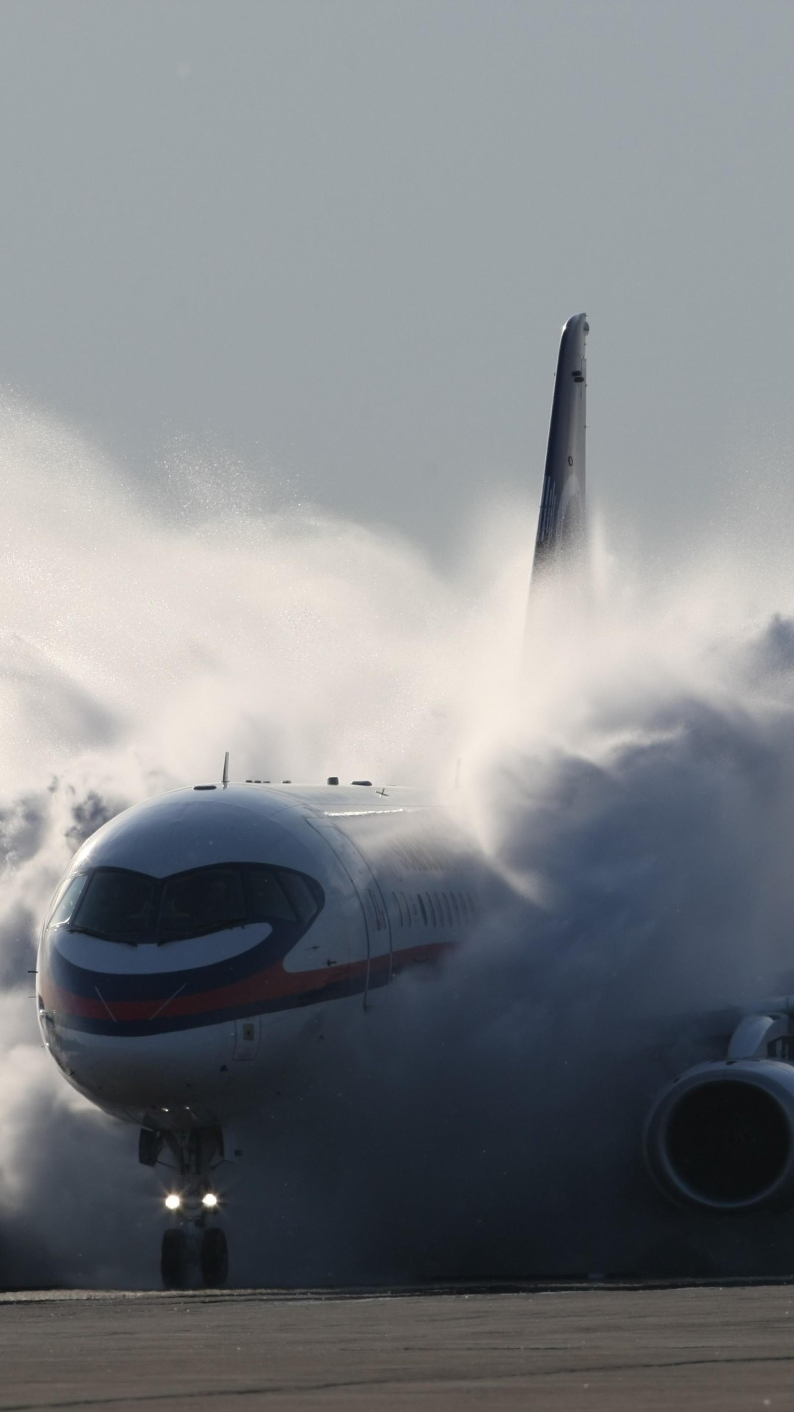 Un avion à réaction sur la piste avec beaucoup de fumée qui sort de lui (avion, aéronef, vol, aviation, voyage aérien)