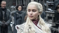 Daenerys Targaryen dans une atmosphère enneigée, mettant en valeur sa coiffure tressée emblématique et sa tenue royale.