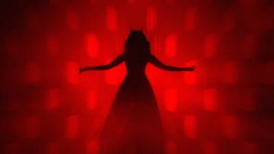 Silhouette de la Sorcière Rouge sur un fond rouge dramatique