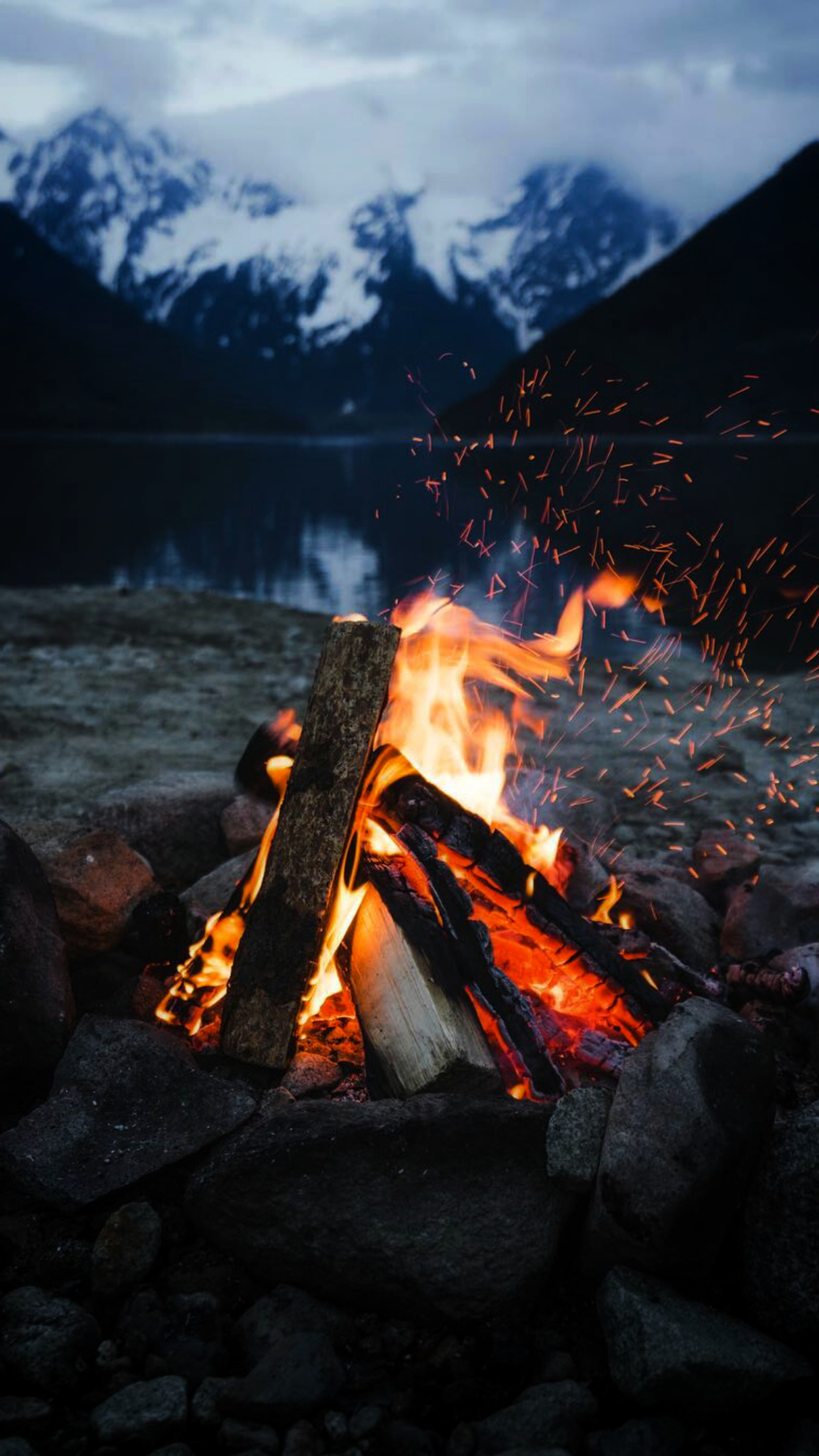 Hay un fuego que arde en medio de las rocas (campamento, montaña, hoguera, nube, madera)