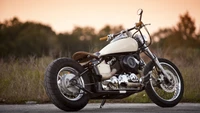 Motocicleta Harley Davidson personalizada contra um fundo de pôr do sol