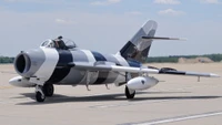 Avion de chasse militaire MiG-17 Mikoyan-Gurevich sur la piste.