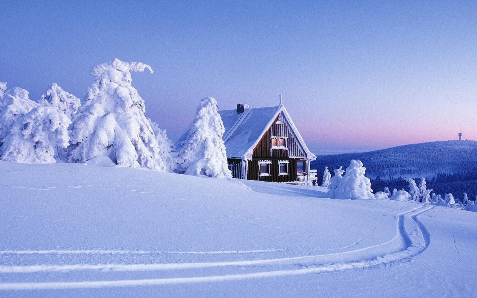 Cabana nevada nas montanhas com rastros na neve (neve, inverno, montanha, azul, congelamento)