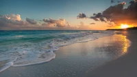 Gelassener Sonnenuntergang über ruhigen Strandwellen