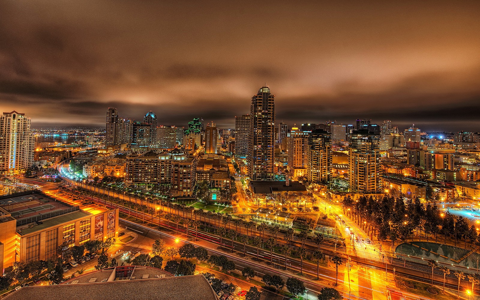 Vista panorâmica de uma cidade à noite com um céu nublado (san diego, paisagem urbana, cidade, área urbana, metrópole)