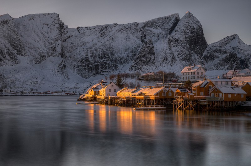 Арафед дома на причале в снежном горном окружении (лофотены, lofoten, природа, вода, гора)