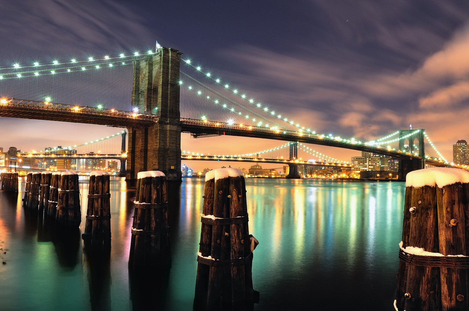 Una vista árabe de un puente sobre un cuerpo de agua por la noche (puente de brooklyn, ciudad, puente, agua, noche)