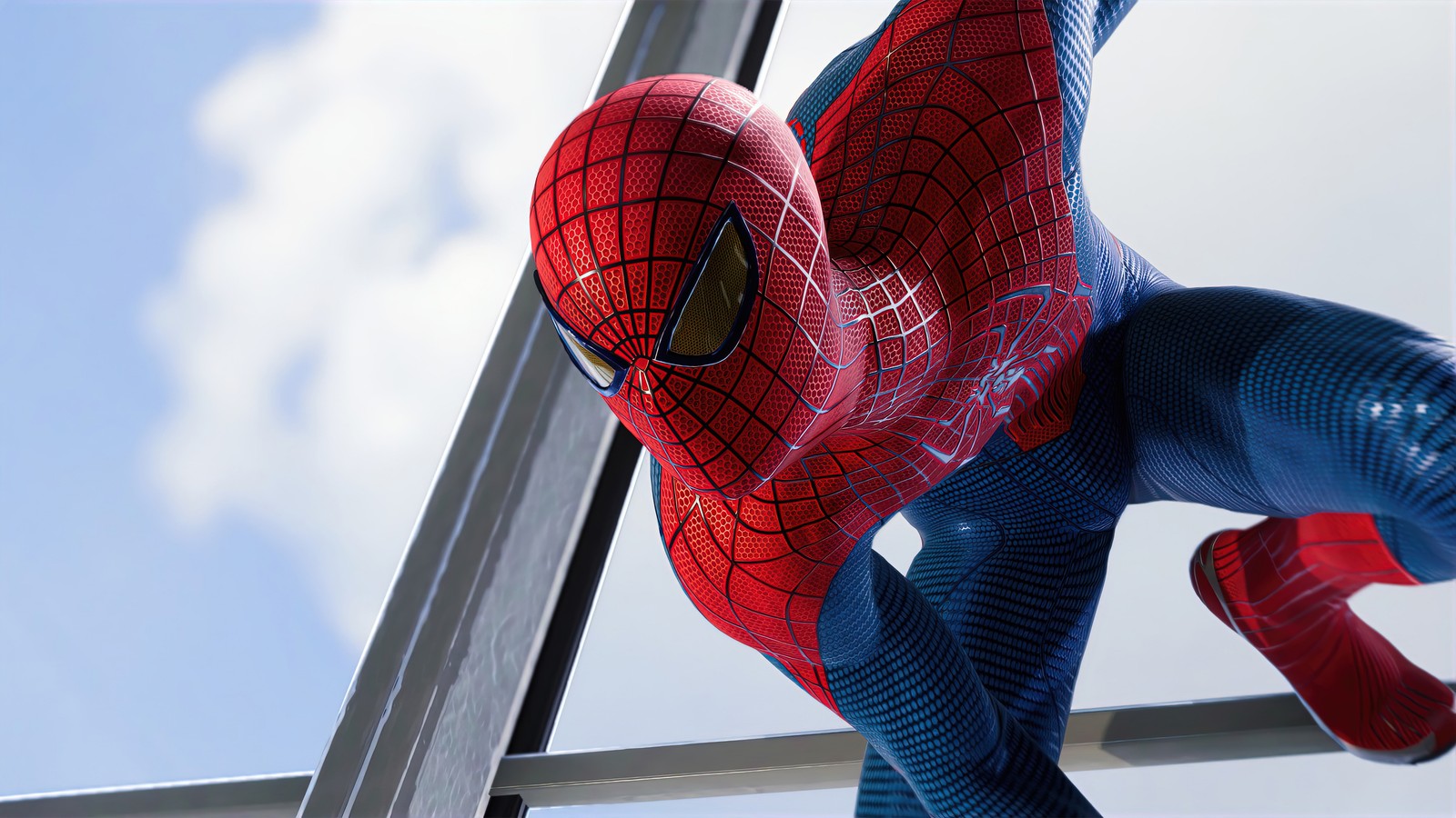 Spider-man suspendu à une fenêtre d'un bâtiment avec un ciel bleu en arrière-plan (marvels spider man, remasterisé, playstation 4, ps4, jeu vidéo)