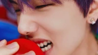 Jisung de NCT Dream Mordiéndo Juguetonamente Cápsula De Salsa Picante Roja