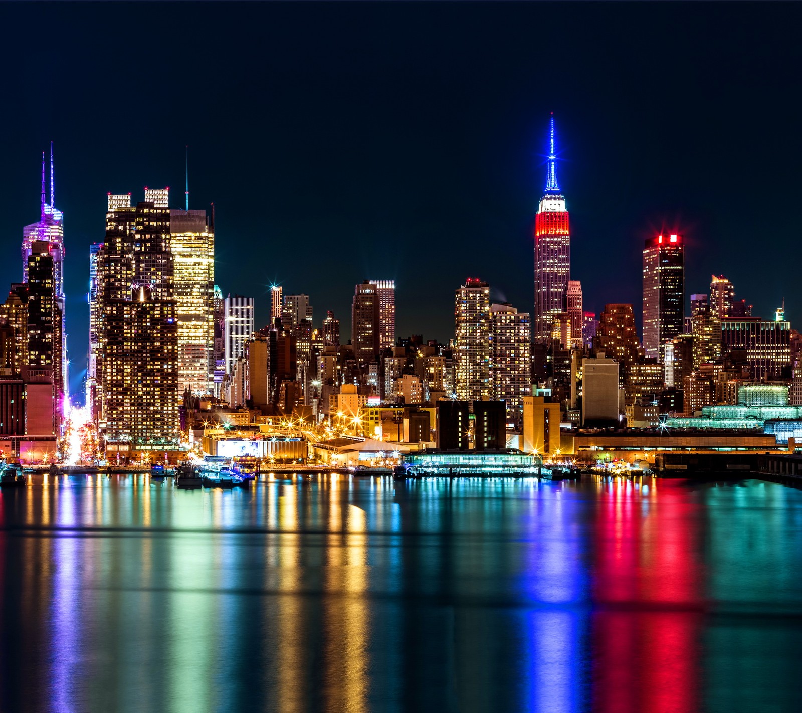 Imagem editada de uma cidade à noite com uma luz brilhante (cidade, cores, anoitecer, luzes, nova york)