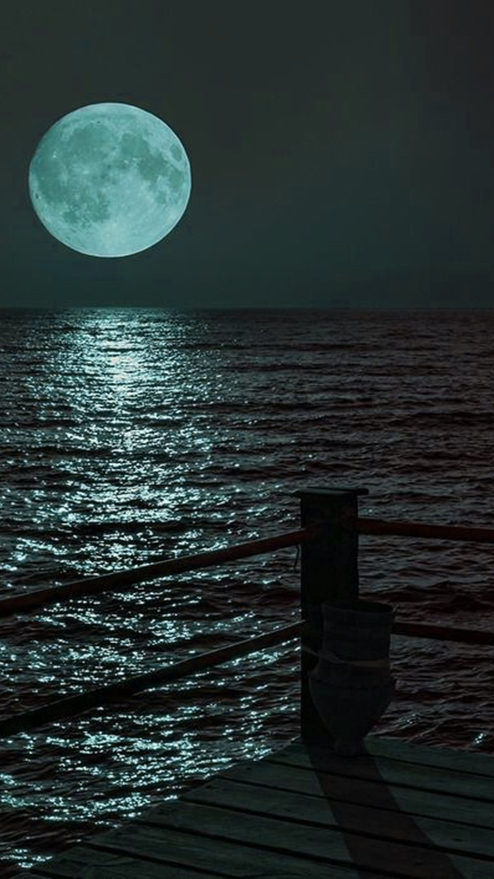 Uma lua cheia brilhando sobre a água (cheio, lua)