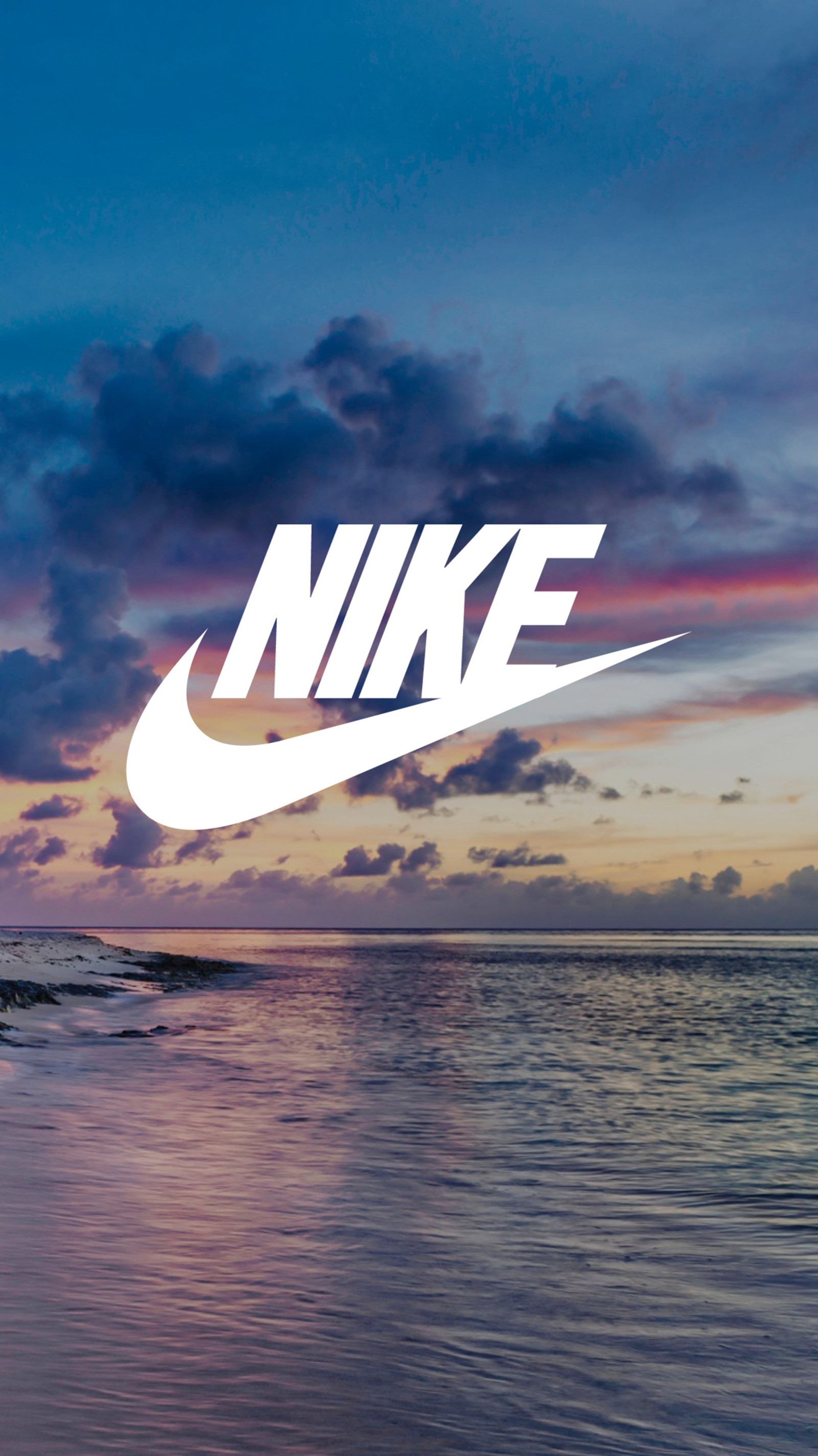 Logotipo da nike em uma praia com um pôr do sol ao fundo (praia, nuvens, logotipo, nike, oceano)