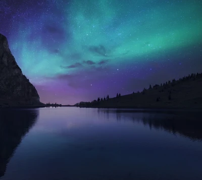 Faszinierende Nordlichter, die sich über ruhigen Gewässern spiegeln