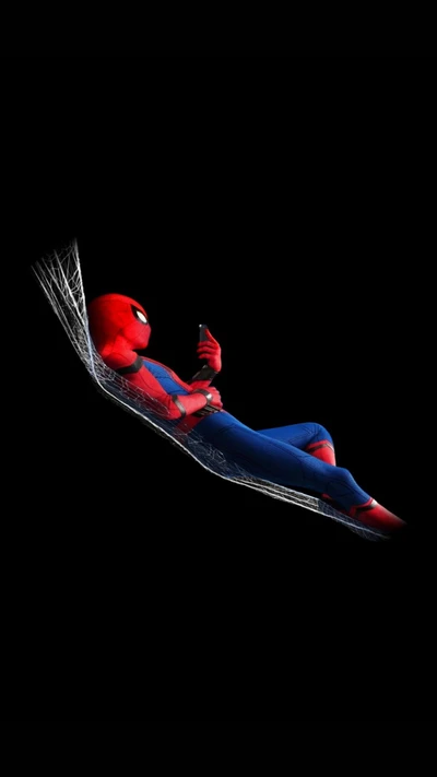 Homem-Aranha relaxando em uma teia: papel de parede Marvel 4K