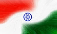 Representación abstracta de la bandera india con vibrantes remolinos de azafrán, blanco y verde, simbolizando el Día de la Independencia de India.