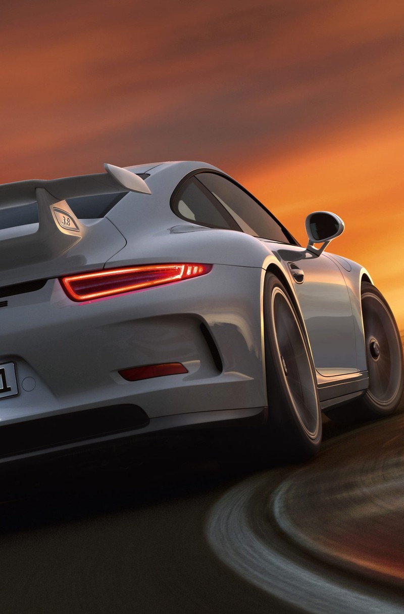 Близкий план серебристого спортивного автомобиля, едущего по дороге (911 gt3, porsche)