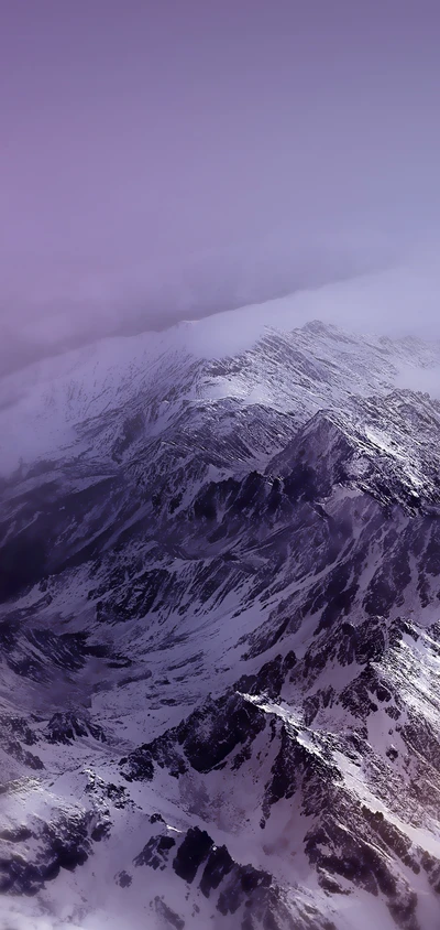 Majestätische schneebedeckte Berge unter lila Himmel