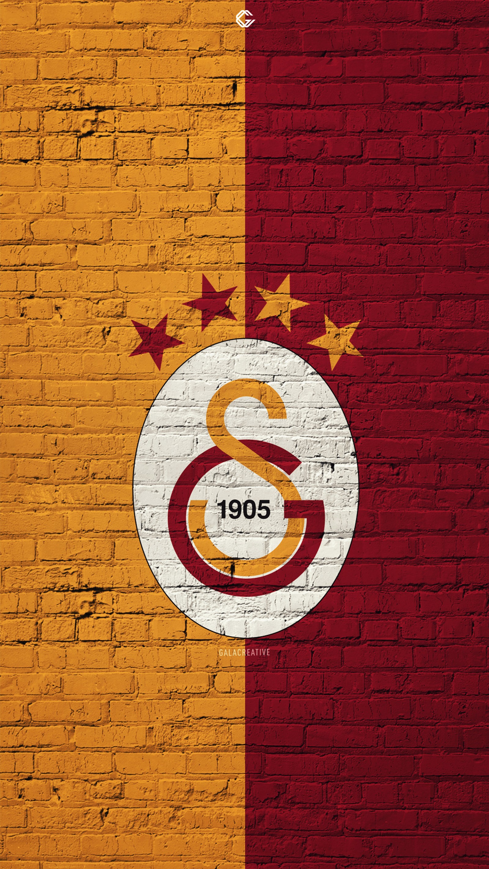 Un primer plano de una pared de ladrillo con un logotipo de fútbol pintado en ella (gala, galacreative, galata, galatasaray, galatasray)