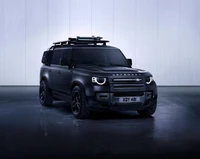 Элегантный черный Land Rover Defender 130 в современном студийном интерьере