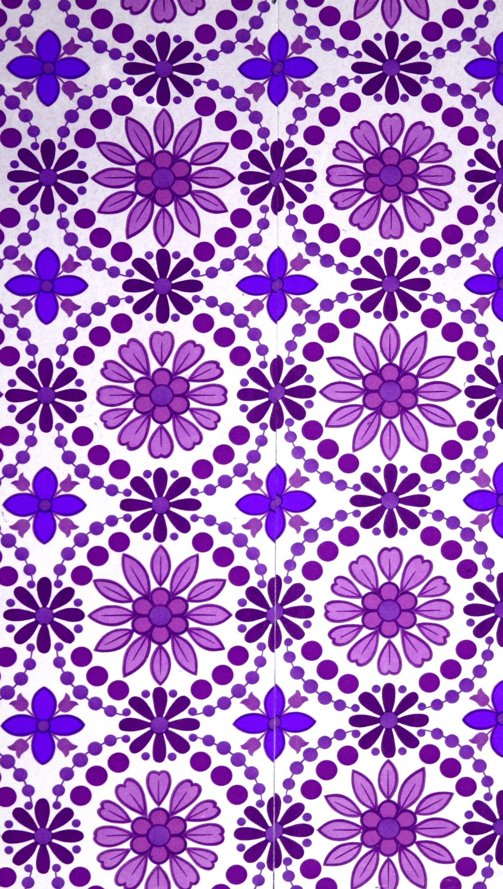 Un patrón floral púrpura y blanco con puntos y círculos (abstracto, flores, púrpura, textura)