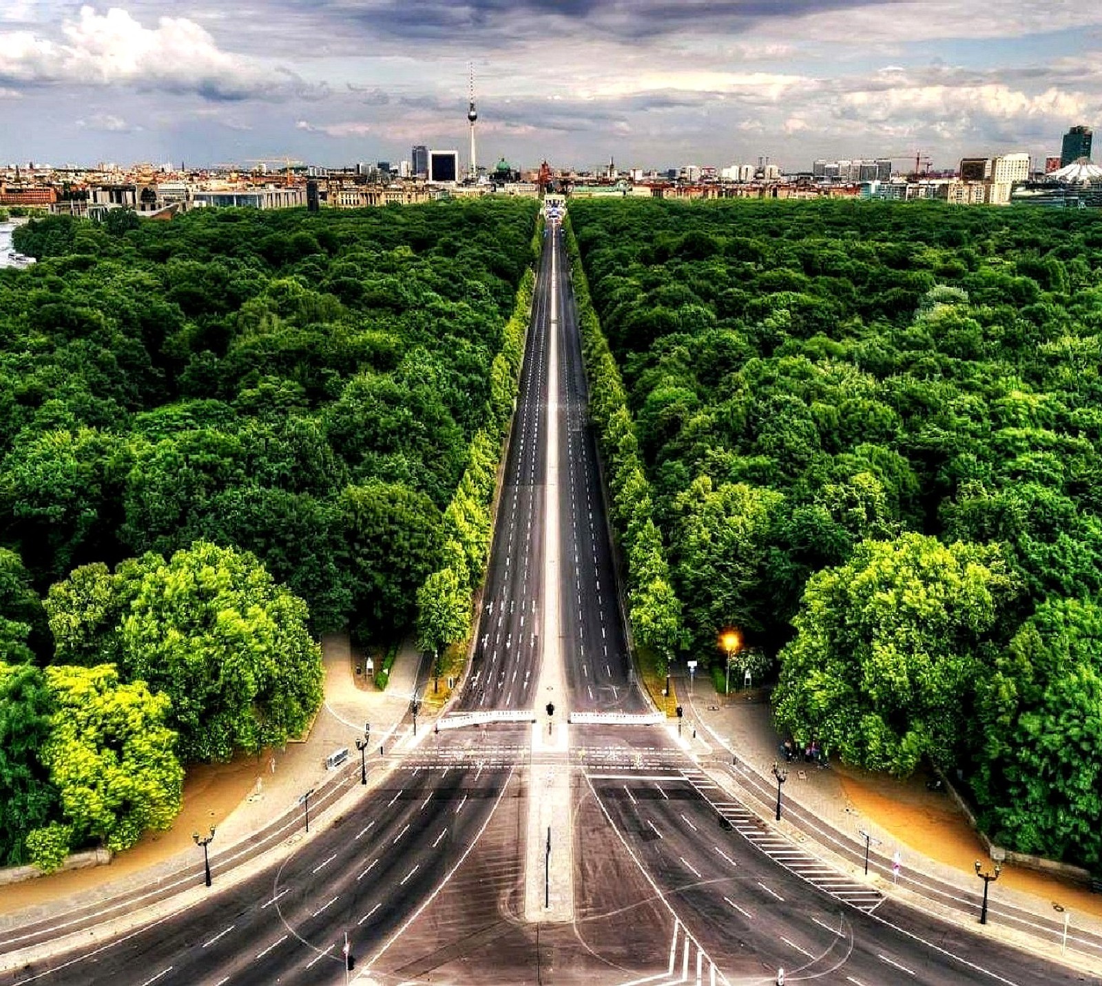 Arafed view of a street with a long straight road in the middle (nature)