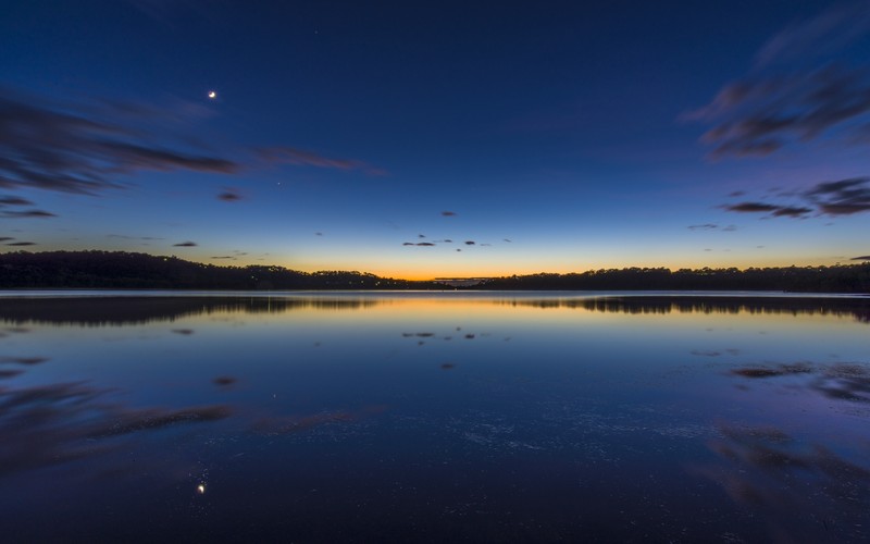 Вид на озеро с луной на расстоянии и несколькими облаками (narrabeen lake, сидней, sydney, австралия, пейзаж)