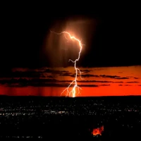 Relâmpago impressionante contra um céu noturno