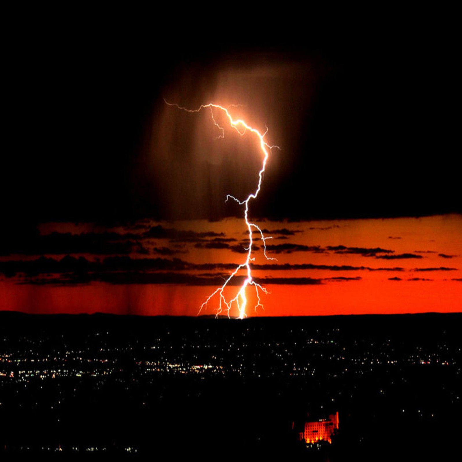 Raio editado atingindo o céu sobre uma cidade à noite (relâmpago, natureza, noite)