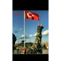 Türkischer Soldat, der unter der Nationalflagge salutiert