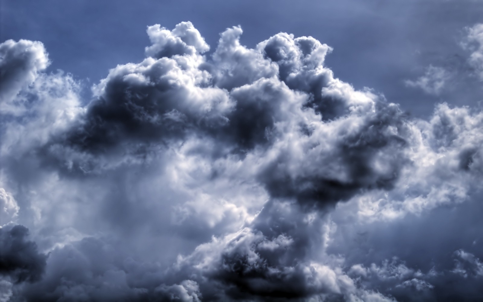 Un avion vole à travers un ciel nuageux avec un jet dans les airs (nuage, journée, cumulus, atmosphère, calme)