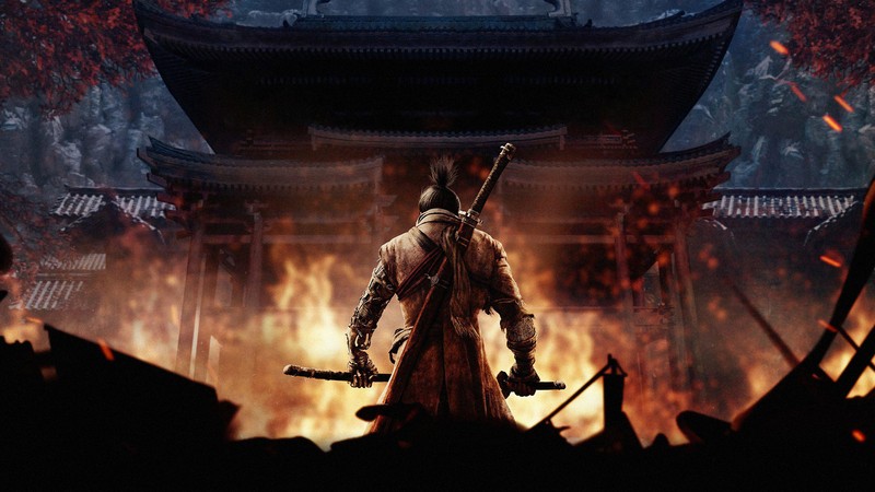 Мужчина в самурайском костюме стоит перед зданием с пламенем (sekiro shadows die twice, видеоигра)