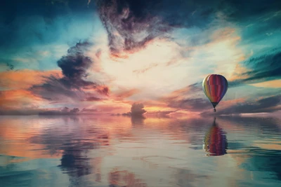 Buntes Heißluftballon, das sich auf einer ruhigen Wasseroberfläche unter einem bunten Himmel spiegelt