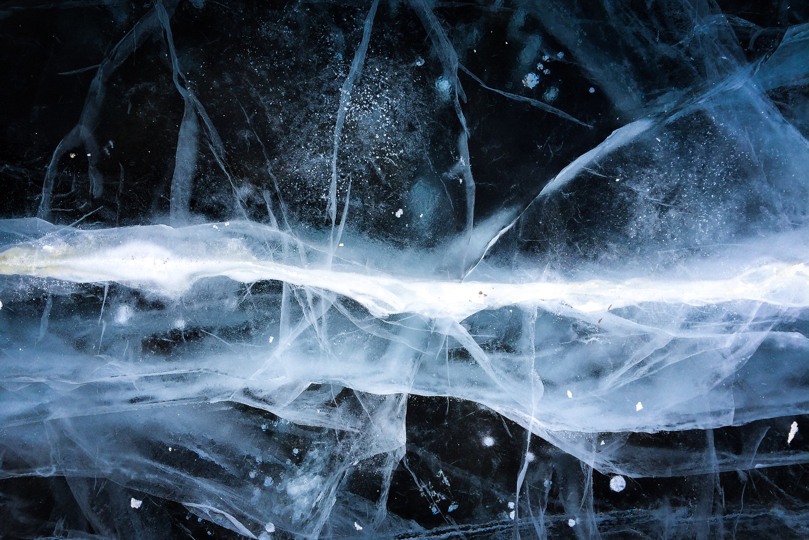 A close up of a frozen lake with ice and water (water, smoke, watercourse, ice, freezing)