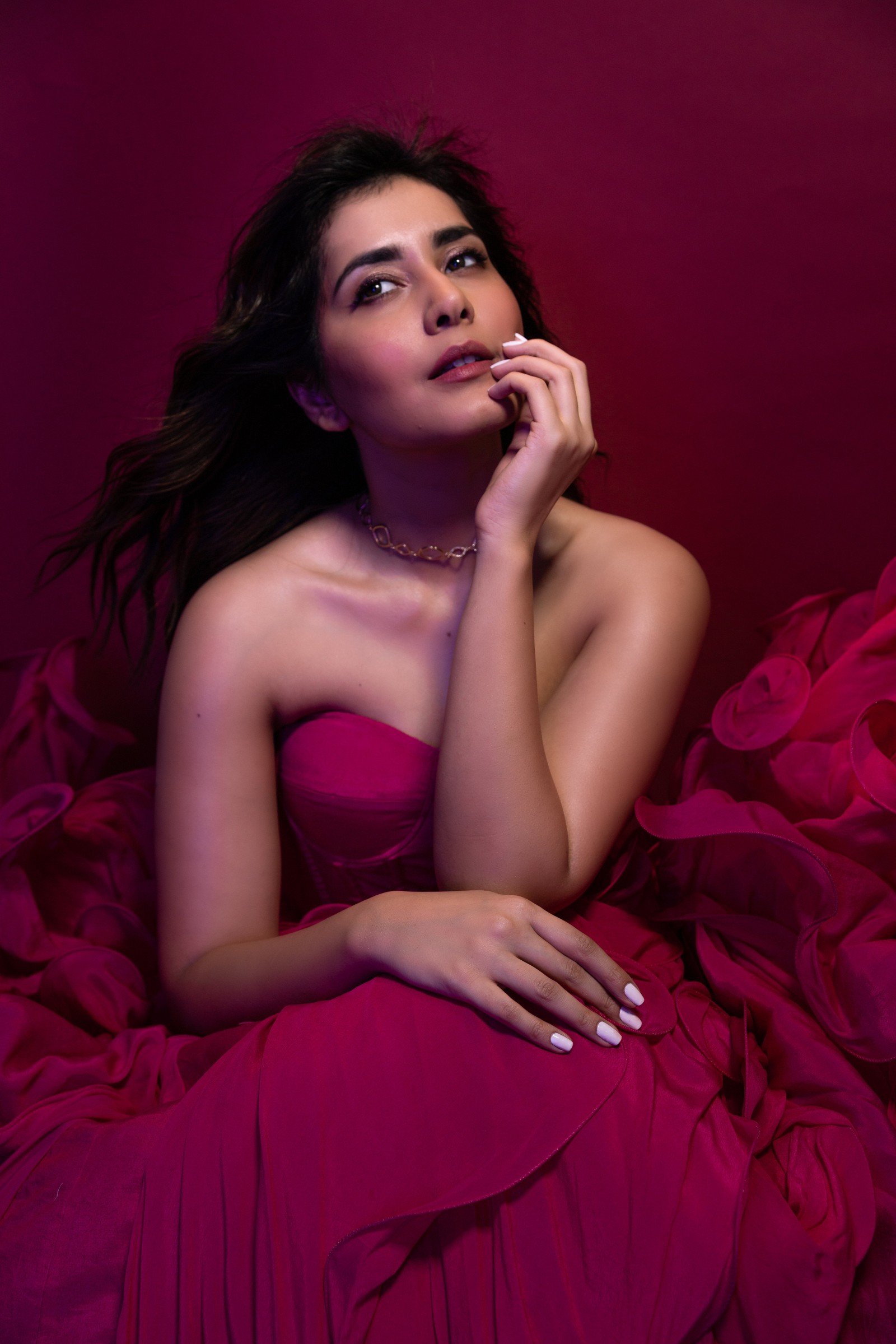 Une femme floue en robe rouge allongée sur un lit (rashi khanna, 5k, actrice indienne, arrière plan bordeaux, gens)