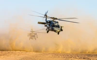 Helicópteros militares volando a través de un terreno polvoriento, mostrando agilidad y poder en una maniobra aérea dinámica.