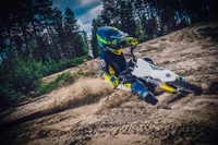 Husqvarna EE 5 : Action palpitante de moto tout-terrain électrique dans la nature