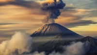 Monte Sinabung em erupção: Um majestoso estratovulcão contra um céu dramático.