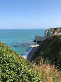 Côte majestueuse surplombant des eaux turquoise et des falaises escarpées