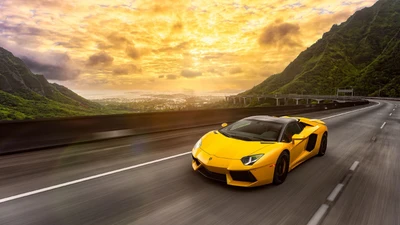 2016 Lamborghini Aventador in atemberaubendem Gelb auf malerischer Straße bei Sonnenuntergang